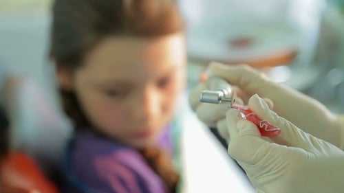 Placa correctora de dentista para dientes torcidos