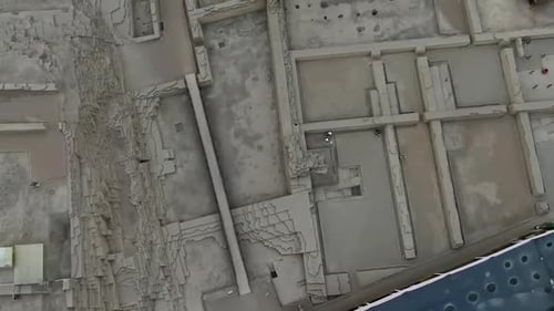 Vista aérea del sitio arqueológico de Huaca Pucllana en Miraflores, Lima, Perú. - aéreo