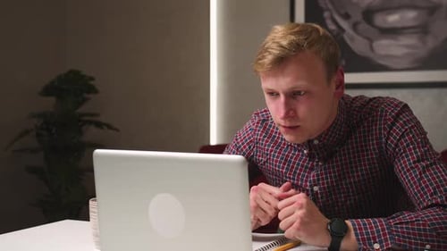 Schockierter frustrierter Geschäftsmann fühlt sich gestresst, wenn er auf dem Laptop-Bildschirm