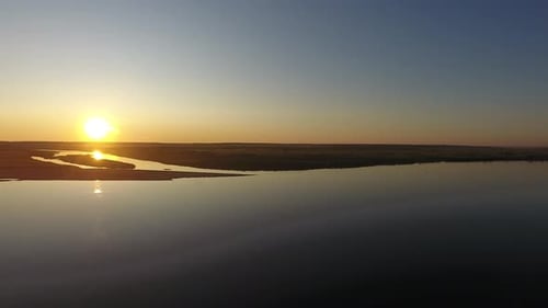 Bei Sonnenuntergang über den Fluss fliegen