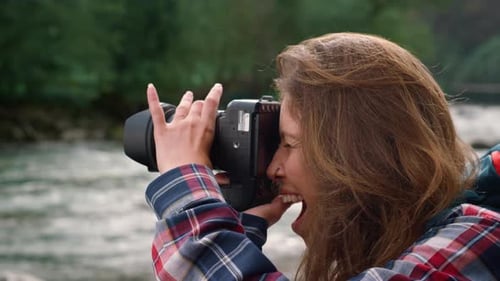 Photographe prenant des photos de la nature