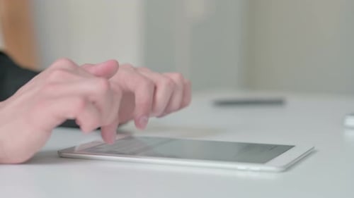 Nahaufnahme des Tippens auf dem digitalen Tablet mit beiden Händen