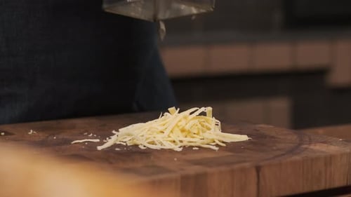 Männlicher Chef Rubcheese auf Eisenreibe