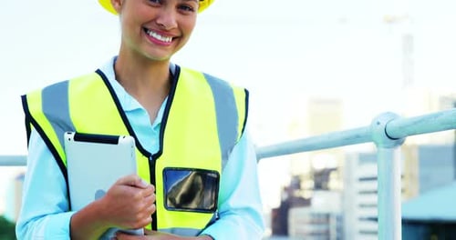 Lächelnder Ingenieur mit Tablet-Computer