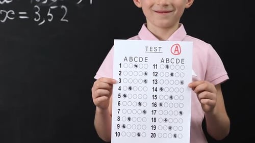 Test de tenue d'écolier heureux avec un bon résultat, haut grade, étudiant d'honneur