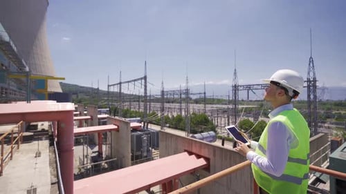 Ingenieur, der ein Kernkraftwerk überwacht.
