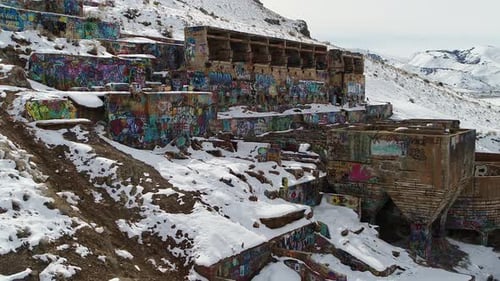 Construit sur le flanc d'une montagne en 1920 à l'extrémité sud de Genola, dans l'Utah, le Old Tintic Mill p