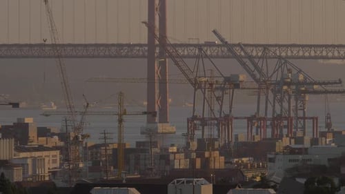Containerhafen und Autobrücke