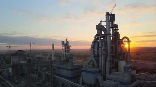 Luftaufnahme der Zementfabrik mit hoher Betonwerkstruktur und Turmdrehkran in der Industrieanlage