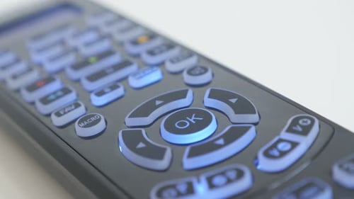 Beleuchtete Tasten auf der Fernbedienung des Multimedia-Geräts 4K-Video