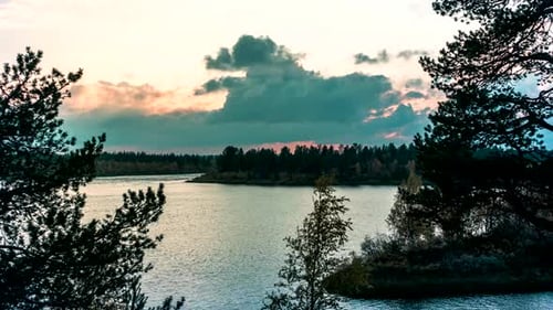 Malerischer Sonnenuntergang mit See und Wald.