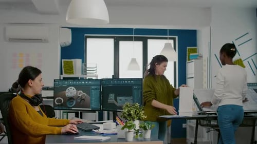 Ingénieur industriel mettant un casque travaillant sur PC avec deux moniteurs
