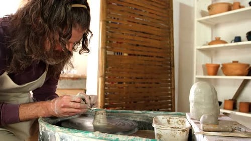Potier mâle fabriquant un pot