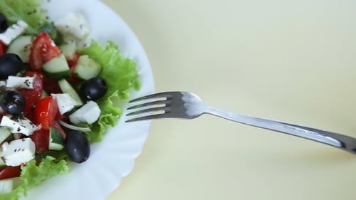 Gros plan de l'assiette à salade grecque