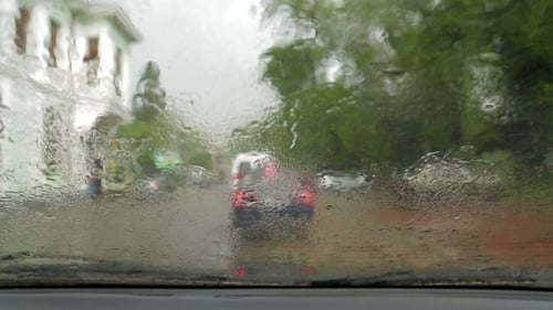 Gotas de lluvia en el parabrisas
