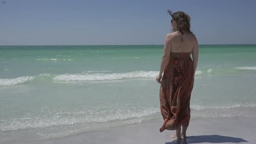 Frau entspannt sich am Morgenstrand (3 Von 9)
