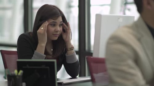 Eine Frau mit gemischter Rasse arbeitet in einem attraktiven modernen Büro (1 von 7)