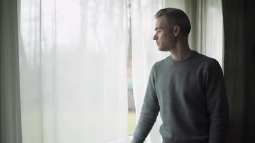 Deprimierter Mann am Fenster (2 Von 9)