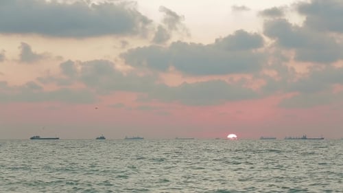 Soleil du soir sur la plage. Navires.