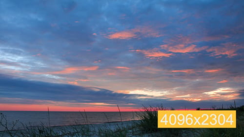 Céu e pôr do sol Dramático sobre a praia