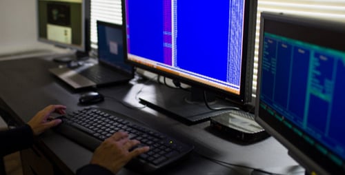 Hacker in Hood stiehlt Informationen