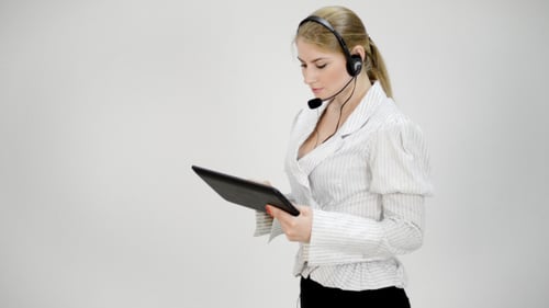 Mädchen beim Surfen auf dem Tablet