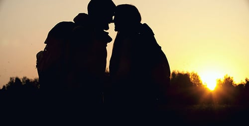 Zwei bei Sonnenuntergang