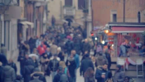 Rua da cidade lotada