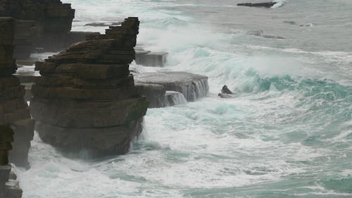Wellen des Atlantischen Ozeans brechen auf Felsen