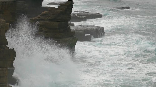 Wellen des Atlantischen Ozeans brechen auf Felsen