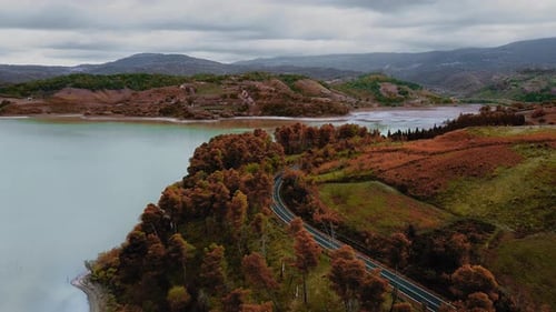 Lac nuageux en automne