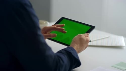 Hände von Geschäftsleuten berühren den Tablet-Bildschirm Mann tippt Nachricht auf gepolsterter Zelle.