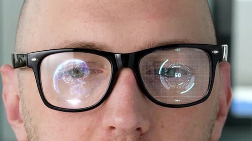 Augen mit virtuellen Projektionen auf 3D-Brillengläsern