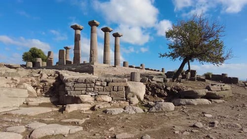 Les ruines du temple d'Athéna dans la ville antique d'Assos