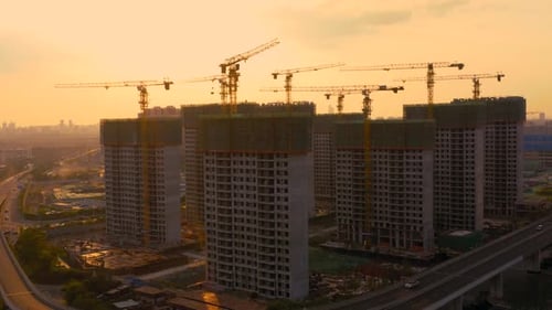 Vue aérienne du chantier au coucher du soleil