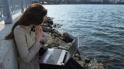 Glückliche Geschäftsfrau mit einem Laptop auf
