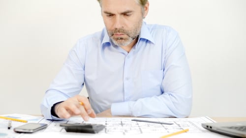 Ingénieur architecte effectuant des calculs