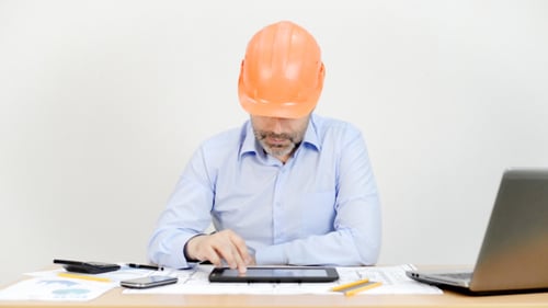 Techniker beim Surfen auf dem Tablet