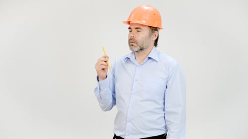 Ingénieur pensant aux affaires