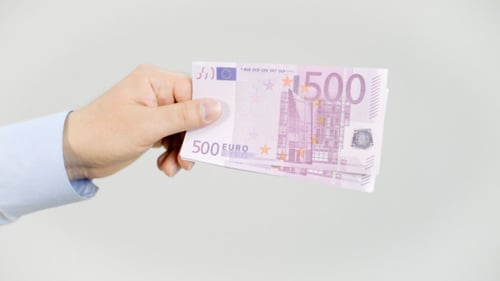 Mostrar el euro en las manos