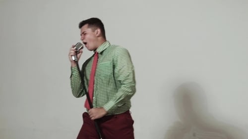 Cantante gordo divertido