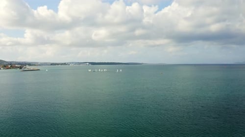 Meer und kleine Segel Aerial