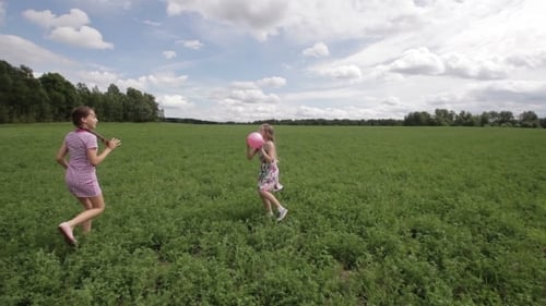 Deux filles jouant avec le ballon