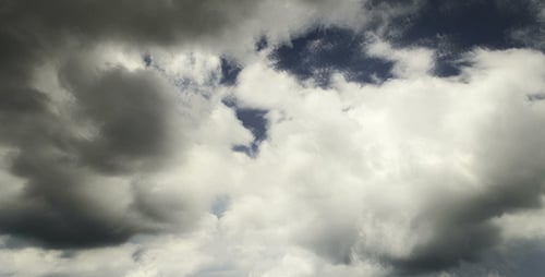 Dunkle Gewitterwolken vor Regen