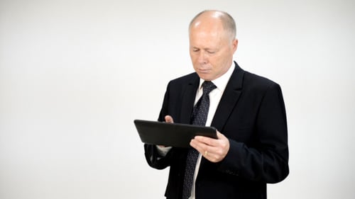 Geschäftsmann mit Tablet-PC