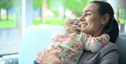Beschäftigte Mutter eines sorglosen Kindes