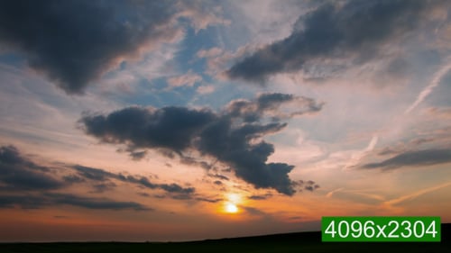 Wolken und Spuren von Flugzeugen auf einem Hintergrund eines S