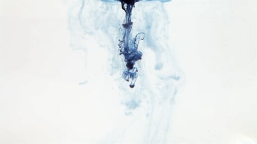 Blaue Tinte verteilt sich im Wasser