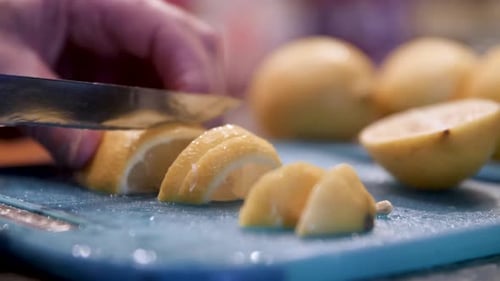 Cortar limones en una tabla de cortar.