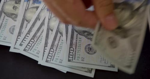 Geld zählen: Draufsicht eines großen Bündels von Hundert-Dollar-Scheinen